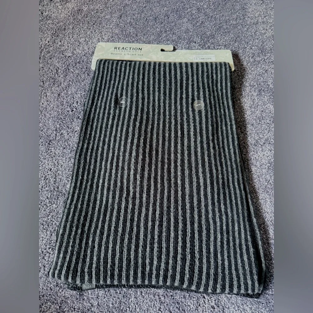 NWT Kenneth‎ Cole Reaction Men’s Gray Black Striped Scarf Beanie Set One Size